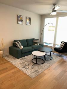 休斯顿Luxe Mid-Downtown apartment的客厅配有绿色沙发和桌子