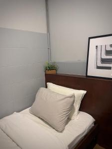 八打灵再也格雷豪斯旅馆的客房内的一张带白色枕头的床