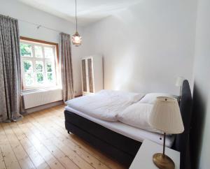 戈斯拉尔Ferienwohnung Goslar mit Parkblick am Harz的一间卧室配有一张带灯和窗户的床