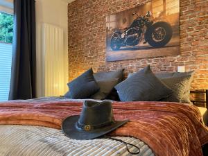 巴特萨尔茨乌夫伦Wild West Appartement的睡在床上的牛仔帽