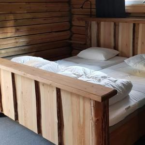 HammarstrandAmmeråns Fiskecamp的木墙客房内的两张大床
