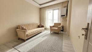 凡城Padishah Suite Otel的客厅配有沙发和椅子