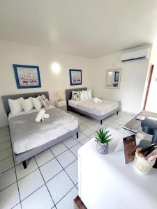 拉哈斯Nautilus by La Jamaca Hotels-Downtown La Parguera的大房间设有两张床和一张桌子
