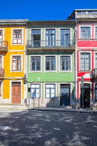 波尔图Alegria Colour Apartments的城市街道上一排色彩缤纷的建筑