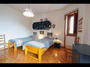 利维松多里Cottage love Rivisondoli by FH的一间卧室配有两张床和电视。