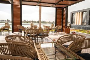 开罗Nile Club hotel的庭院设有桌椅和窗户。