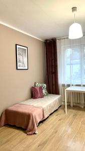 什切青Beautiful rooms in Szczecin - parking Gratis的一间卧室设有一张床和一个窗口