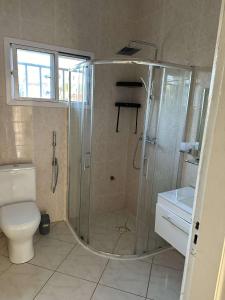 班珠尔Luxury 2 bedroom flat KerrSerign的带淋浴和卫生间的浴室