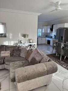 班珠尔Luxury 2 bedroom flat KerrSerign的带沙发的客厅和厨房