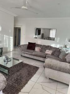 班珠尔Luxury 2 bedroom flat KerrSerign的客厅配有沙发和桌子