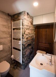 SkradKuća za odmor “Dobra” - Skrad, Gorski kotar的一间带水槽和石墙的浴室