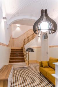 埃武拉Guest House - Palácio Diana的带沙发和楼梯的客厅