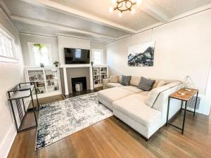 科罗拉多斯普林斯Stunning remodeled Downtown dream home!的带沙发和壁炉的客厅