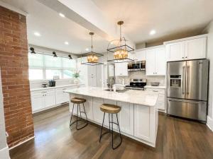 科罗拉多斯普林斯Stunning remodeled Downtown dream home!的厨房配有白色橱柜和不锈钢用具