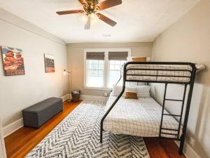 科罗拉多斯普林斯Stunning remodeled Downtown dream home!的一间卧室设有两张双层床和吊扇