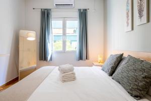 雅典Astrea 1- Bedroom Apartment in Athens的卧室设有一张白色大床和一扇窗户。