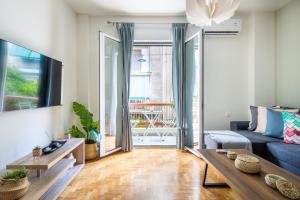 雅典Astrea 1- Bedroom Apartment in Athens的客厅配有沙发和桌子