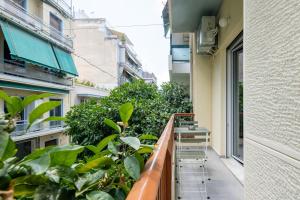 雅典Astrea 1- Bedroom Apartment in Athens的植物建筑的阳台