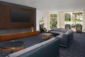 杰克逊维尔万怡酒店杰克逊弗拉格勒中心的带沙发和平面电视的客厅