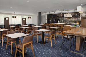 杰克逊维尔万怡酒店杰克逊弗拉格勒中心的一间带桌椅的餐厅和一间酒吧