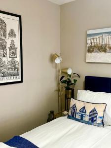 安斯特拉瑟Sea Breeze的卧室配有一张床,墙上挂着一幅画