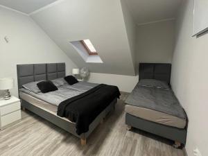 因斯科Apartamenty Na wzgórzu的一间卧室配有床、床头柜和一张西德西德西德西德床