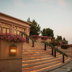 特卡特Santuario Diegueño的一套带粉红色花卉和灯光的楼梯