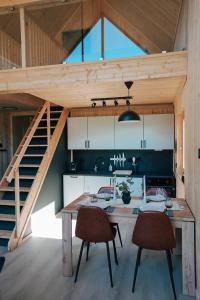 HopenLofoten Cabins的厨房配有木桌和两把椅子