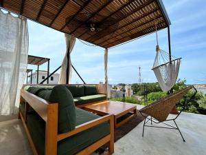 埃斯孔迪多港Casa Dakini en la Punta with pool and ocean view的带沙发和吊床的客厅