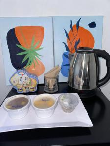 南迪Peace Hut的桌子,茶壶和碗