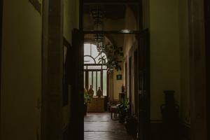 杜兰戈Hotel Posada San Agustin的一条小巷,走廊上设有窗户