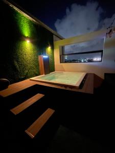 圣多明各Studio 27的夜间在房子甲板上的热水浴缸