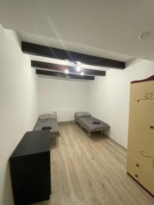 波兹南Apartamenty Glebowa 26的客房设有两张床和一张书桌