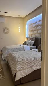 艾恩Marbella Resort的一间卧室设有两张床和窗户。