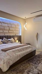 艾恩Marbella Resort的一间卧室设有一张大床和砖墙