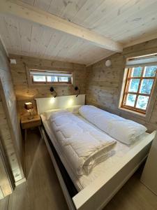 TjørhomHoliday cottage with sauna close to Kjerag的小木屋内一间卧室,配有一张床