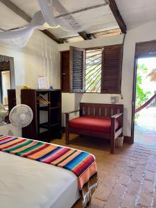 兹波利特Posada Mexico的一间卧室设有两张床和红色长凳