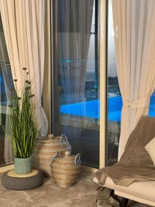 艾恩Marbella Resort的客厅配有两个篮子和一个窗户