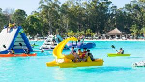 埃斯特角城索拉纳斯彭德尔埃斯特水疗度假酒店的一群人在水上公园玩耍