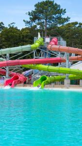 埃斯特角城索拉纳斯彭德尔埃斯特水疗度假酒店的游泳池旁带水滑梯的水上公园