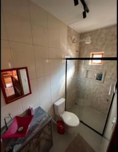 伊图Chácara chalé com piscina 30min de SP的一间带卫生间和玻璃淋浴间的浴室