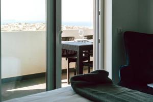 佩尼契Sea View Baleal的客房设有桌子和阳台。