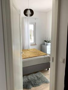 Small cozy 3-room house with terrace & large garden客房内的一张或多张床位