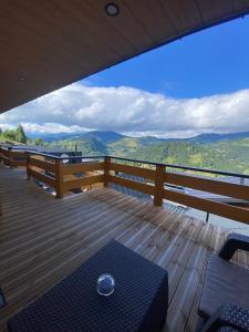 博尔沙Panoramic Residence的山景木制甲板