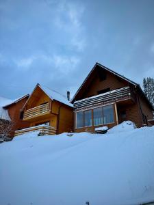 佩奇Villa Liqenat的前面有雪的房子