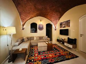 卢克索West Bank luxury villa的带沙发和地毯的客厅