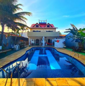 伊塔尼亚恩Hostel Praia Centro Itanhaém的房屋前的游泳池