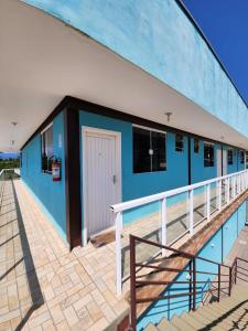 伊利亚贝拉Hospedaria Ilhabela - Flats Sul的蓝色和白色的建筑,设有阳台
