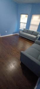 纽瓦克Willoughby的客厅设有两张沙发和木地板