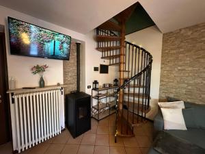 波尼亚纳拉廖La Casa del Mastro - Como Lake的客厅设有螺旋楼梯和楼梯间